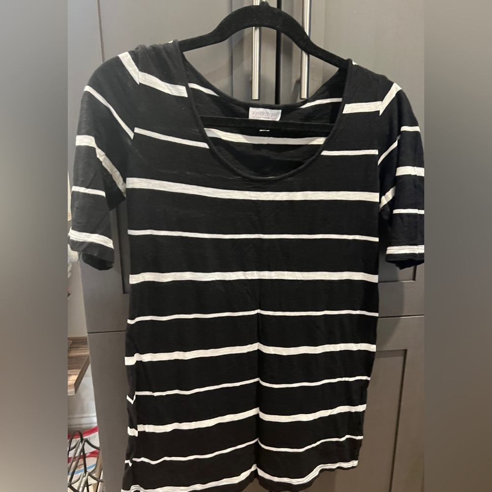 Black and white “a pea in the pod” maternity blouse, excellent used condition.